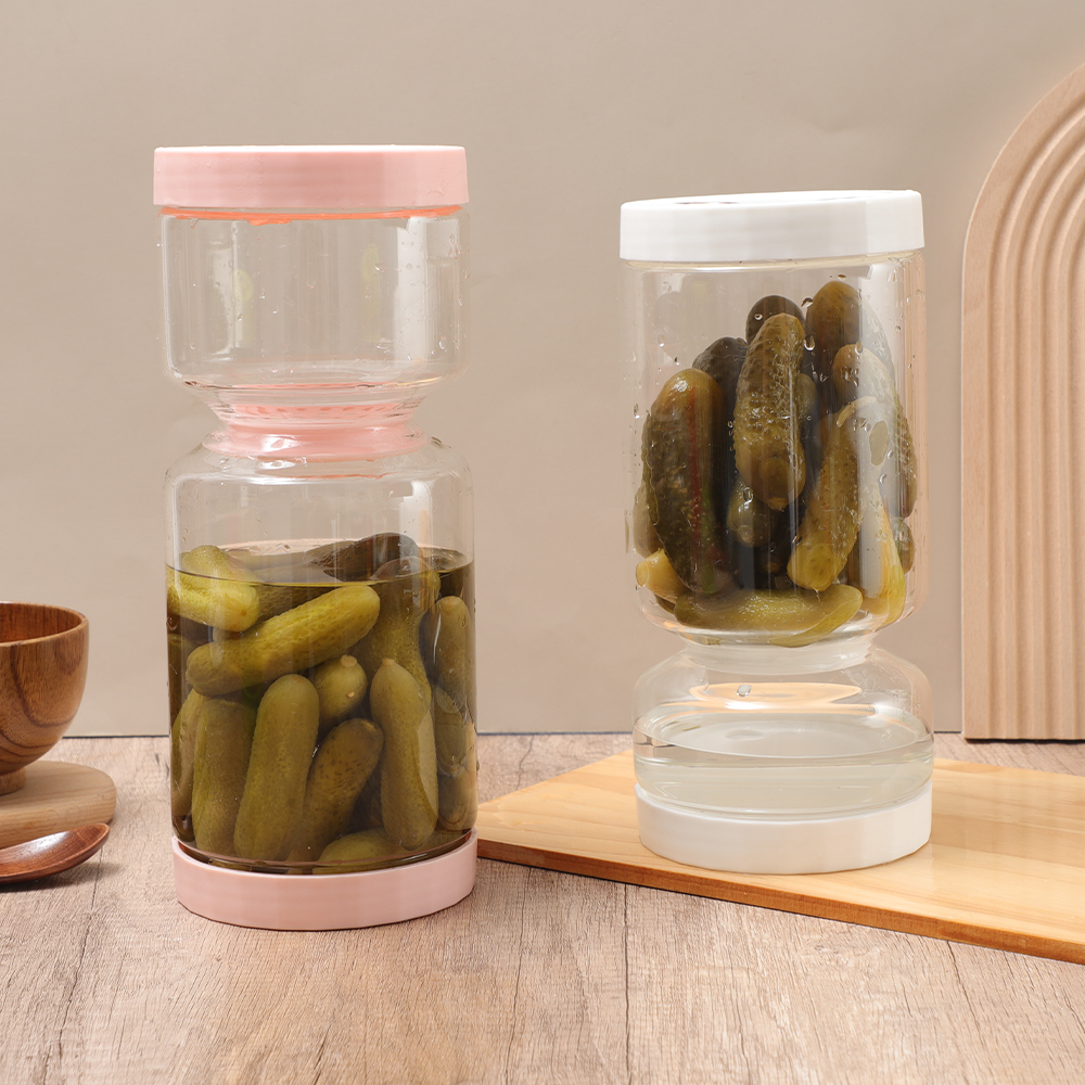 Tarro de pepinillos con dos tapas