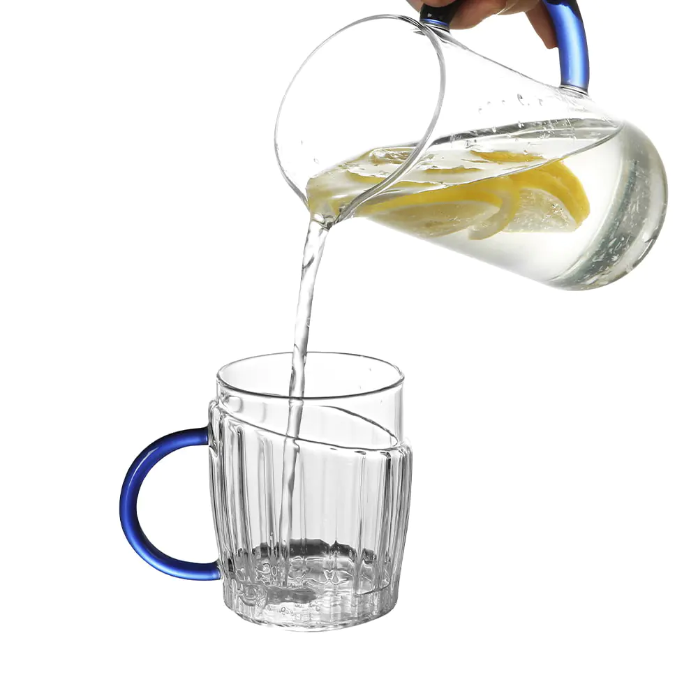 Jarra de agua de vidrio de borosilicato con tapa de taza desmontable y mango azul